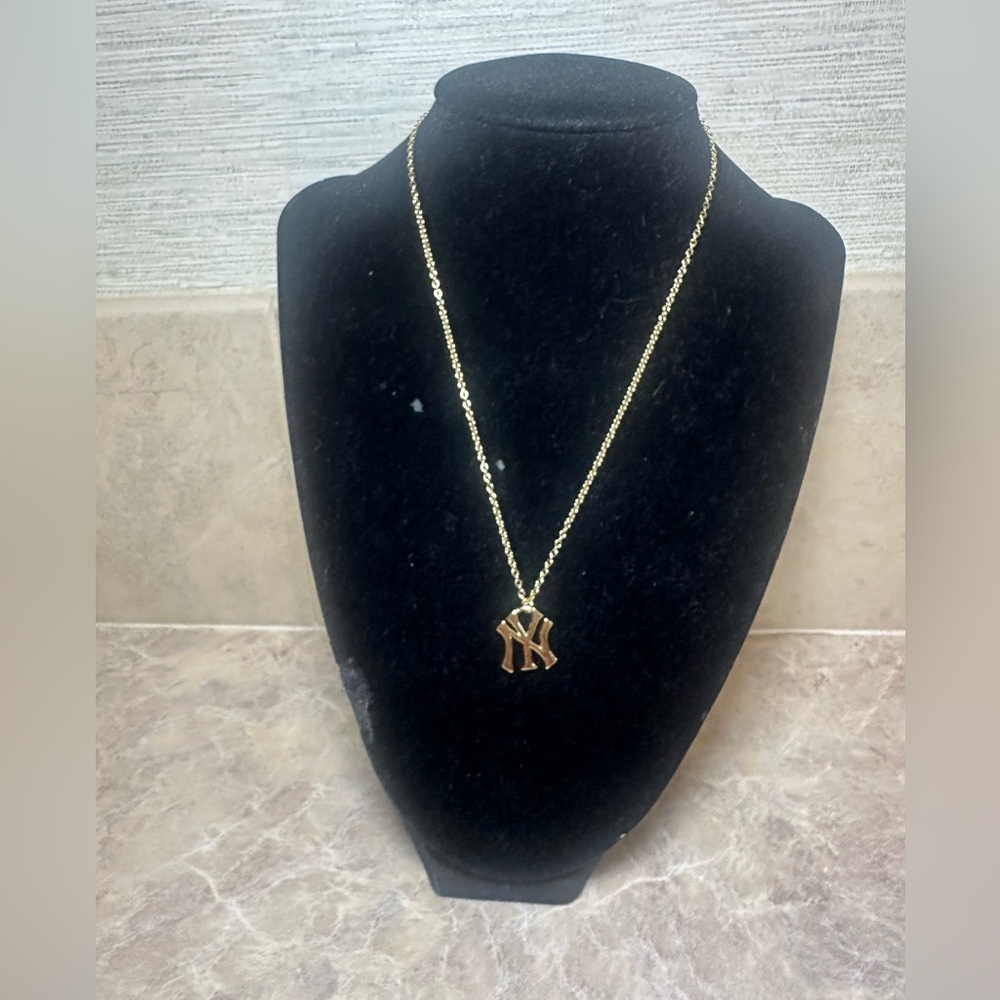 Bijoux Sport MLB NY Yankees Logo Necklace Gold Tone NWT
